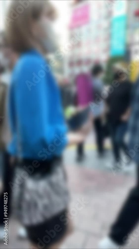 休日の東京風景　たくさんの人々　スロー　ぼかし　イメージ　縦型動画　サイネージ