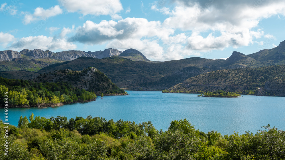 Hermosa vista natural del embalse de Barrios de Luna al sur de la ciudad de Oviedo, España Hermosa vista natural del embalse de Barrios de Luna al sur de la ciudad de Oviedo, España