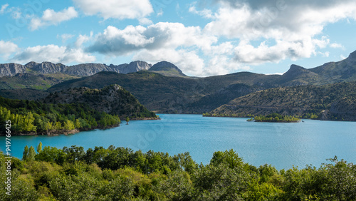 Hermosa vista natural del embalse de Barrios de Luna al sur de la ciudad de Oviedo, España