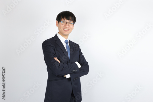 笑顔で腕を組むビジネスマン・サラリーマン