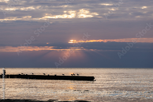 Obraz na płótnie zachód słońca w Jarosławcu, zachód słońca, złota tarcza, złota godzina, słońce, plaża, jarosławiec w salonie