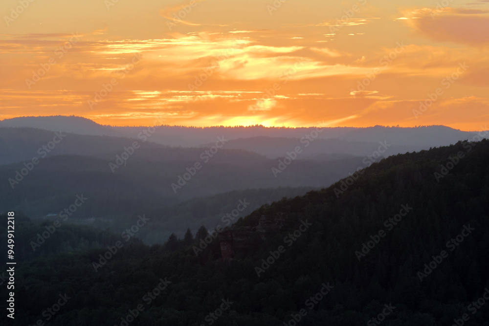 Sonnenuntergang im Sommer im Pfälzerwald. Aussicht von der Burgruine Drachenfels bei Busenberg in der Verbandsgemeinde Dahner Felsenland in Rheinland-Pfalz.