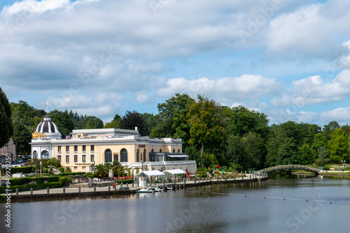 Panorama sur le lac et le casino de Bagnoles de l'Orne en Normandie