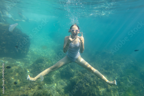 Obraz na płótnie teen girl swimming in sea w salonie