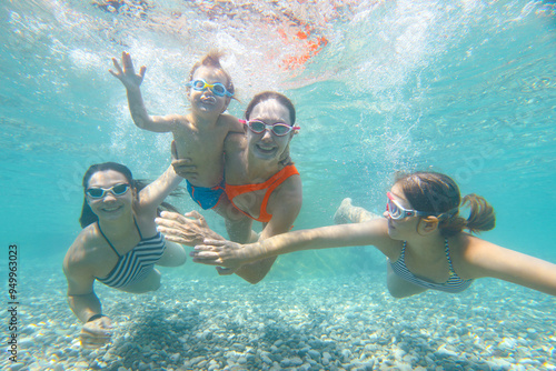 Obraz na płótnie family in swimming pool w salonie