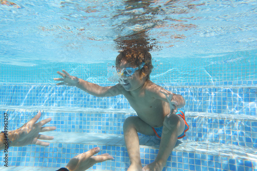Obraz na płótnie Underwater Baby swimming w salonie