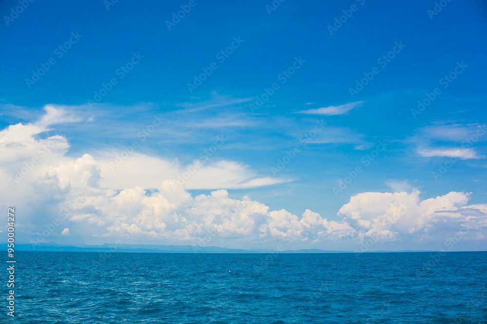 Obraz premium Blue sky with fluffy cloud in sea background