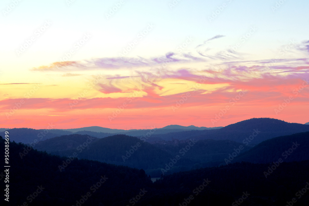 Sonnenuntergang im Sommer im Pfälzerwald. Aussicht von der Burgruine Drachenfels bei Busenberg in der Verbandsgemeinde Dahner Felsenland in Rheinland-Pfalz. Sonnenuntergang im Sommer im Pfälzerwald. Aussicht von der Burgruine Drachenfels bei Busenberg in der Verbandsgemeinde Dahner Felsenland in Rheinland-Pfalz.
