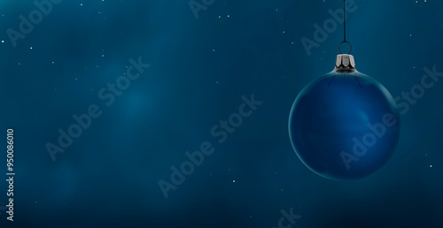 Gläserne Weihnachtskugel vor  blauem Hintergrund