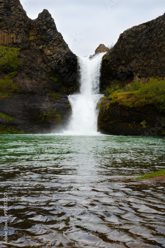 Obraz na płótnie Gjarfoss, Wasserfall im Gjain-Tal w salonie