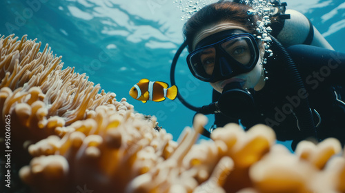 poisson exotique dans les coraux observé par une plongeuse dans les eaux peu profonde du récif photo