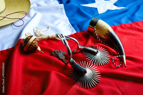 Obraz na płótnie fondo con espuelas, cacho, chupalla emboquillado y trompo sobre la bandera de Ch