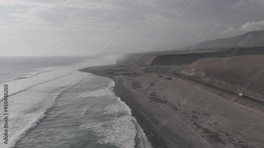 Vuelo con Dron sobre playa con olas y carretera panamericana Vuelo con Dron sobre playa con olas y carretera panamericana