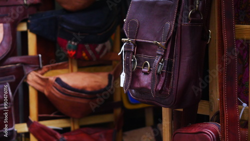 Sac ou foulards de souvenirs, du bon matériaux de tissu vestimentaire, souvenirs de vacances, construction main d'oeuvre, sac en cuir et foulard coloré, de grands marques, non industriel, vrai travail photo