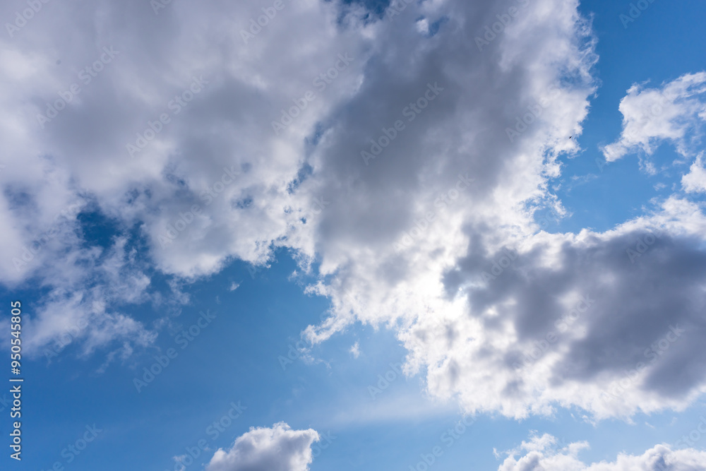 Obraz premium Fluffy clouds and a blue sky