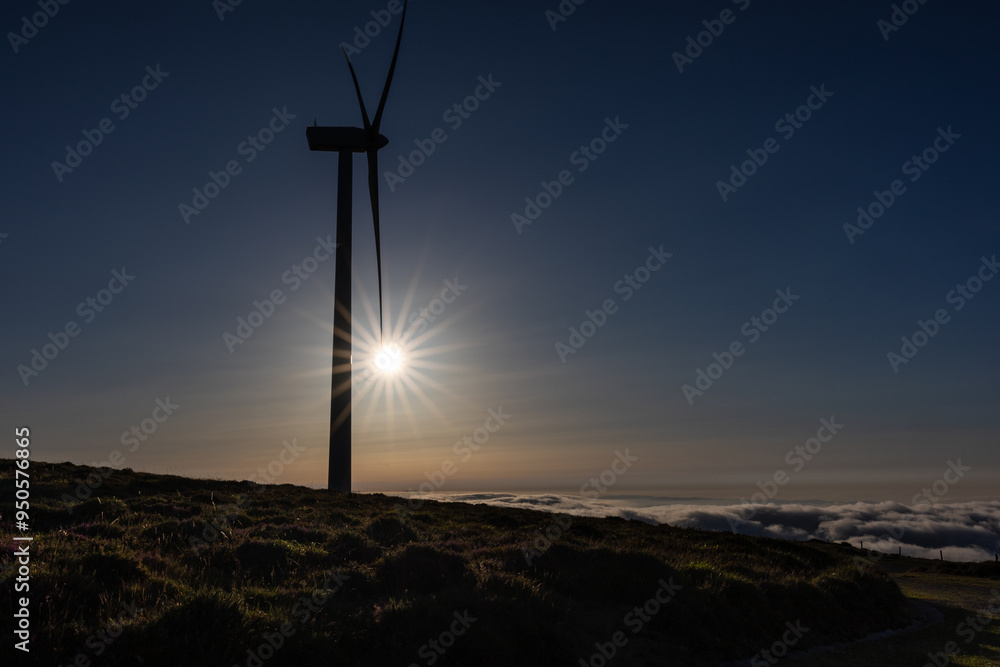 Obraz premium The sun as the protagonist of the sunset in the mountains of Asturias, Spain, on a summer day!