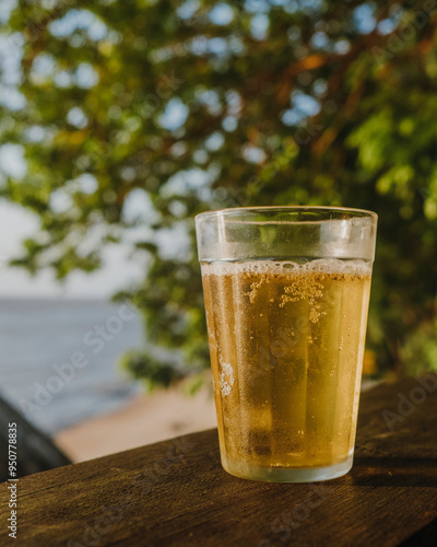 Cerveja gelada em copo americano (copo lagoinha) na praia | Ilha de Cotijuba, Pará, Amazônia, Brasil