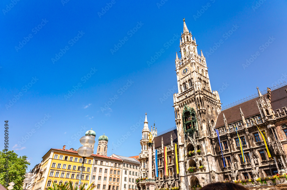 Obraz premium Panoramic view of Marienplatz town hall of Marien Square in Munich, Bavaria, Germany.