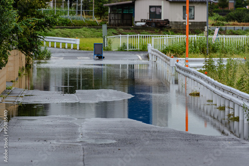 Wallpaper Mural 水害で冠水した通行止め道路 Torontodigital.ca