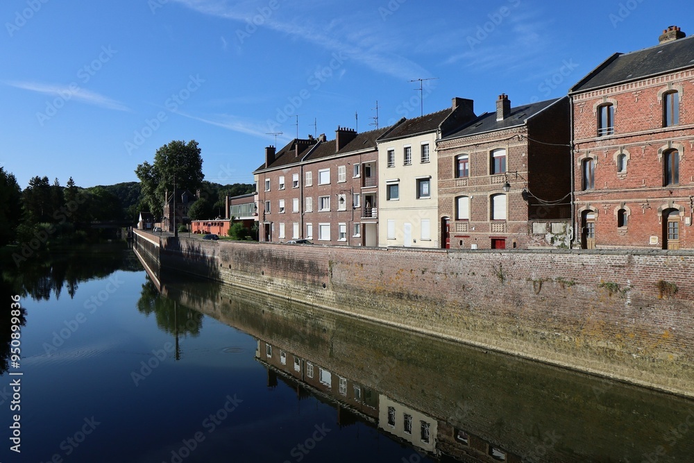 La rivière Oise dans la ville, ville de Guise, département de l'Aisne, France