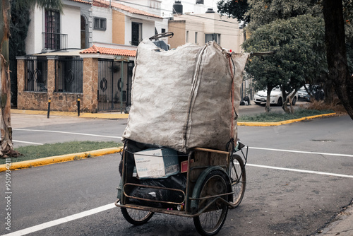 Calle en Mexico y un carrito de basura