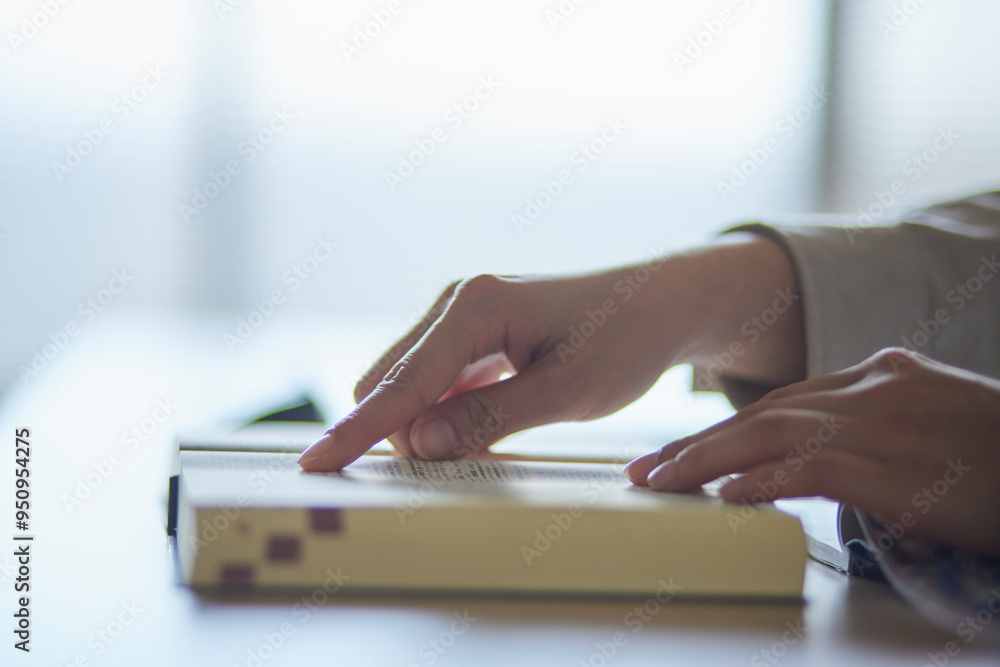 辞書を読む大学生の手元 辞書を読む大学生の手元