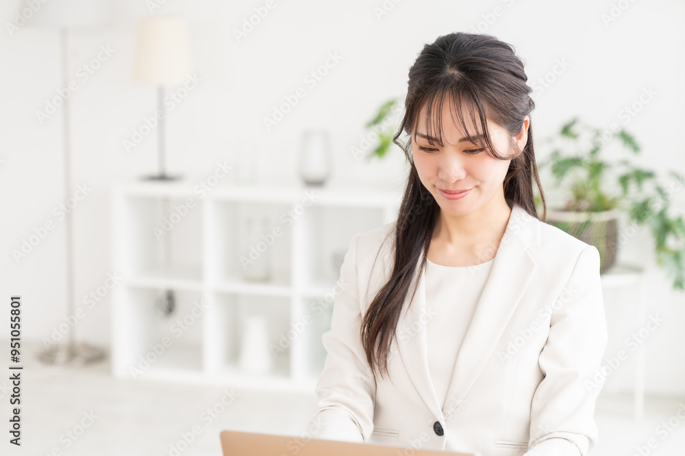 笑顔の女性　ビジネス　パソコン