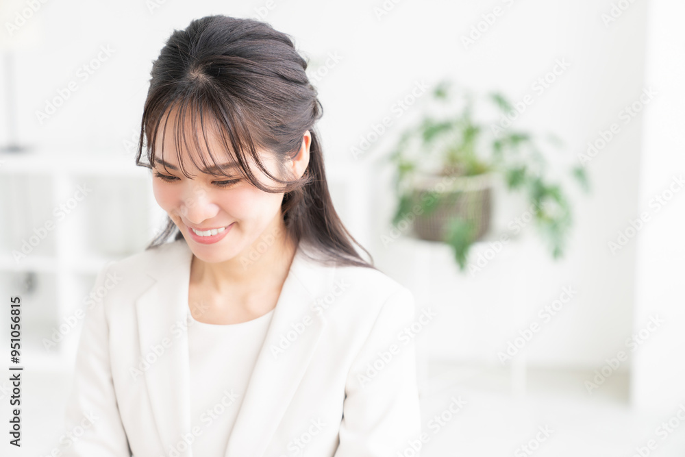 笑顔の女性 ビジネス パソコン 笑顔の女性 ビジネス パソコン