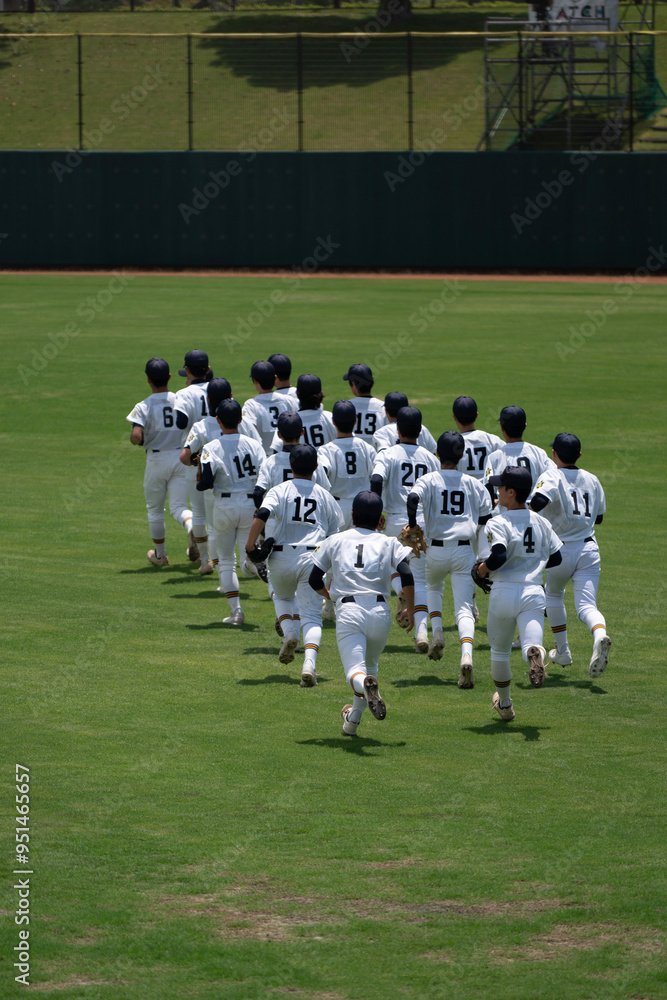 Obraz premium 試合前に集団でランニングする野球部員たち