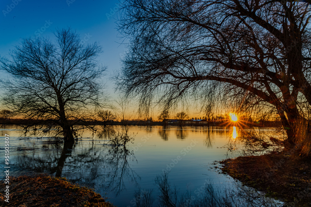 Fototapeta premium Sonnenuntergang an der Donau bei Straubing