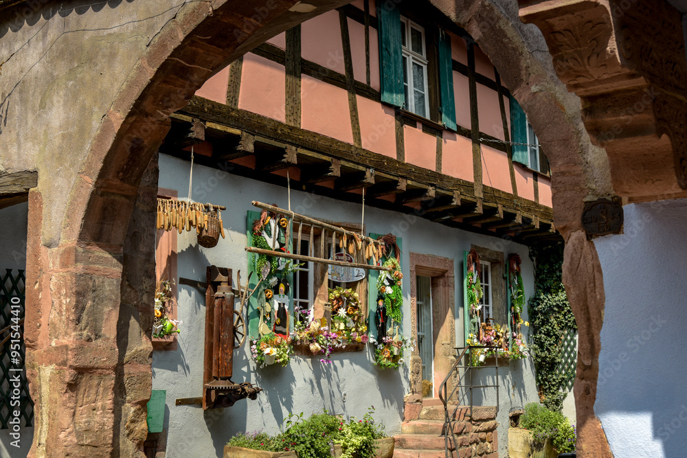 Obraz premium Street view on the beautiful village of Riquewihr in Alsace