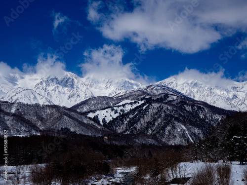 冬の北アルプスと雪解けの川 長野県白馬村