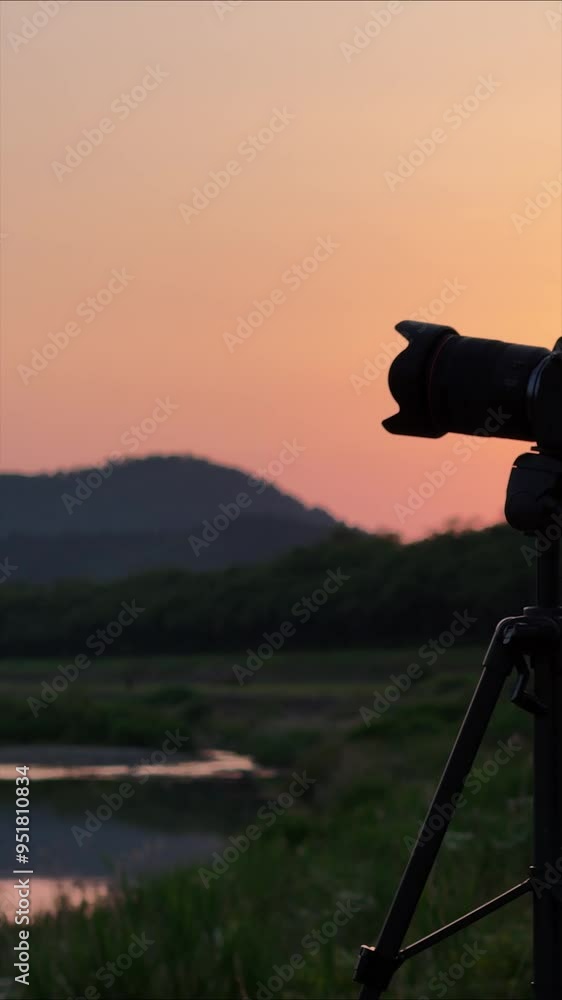 夕焼け空を撮影しているカメラ 縦構図 縦型動画 夕焼け空を撮影しているカメラ 縦構図 縦型動画