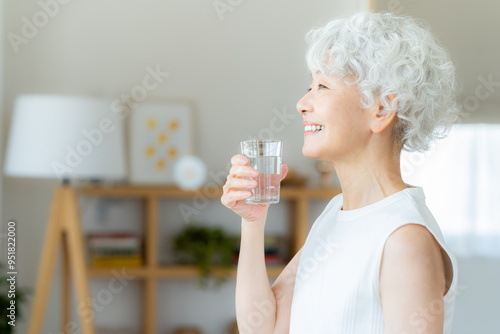 コップを持つシニア女性