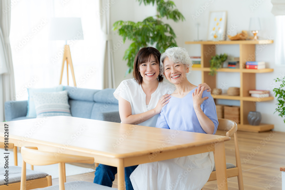 リビングでくつろぐ仲良し親子 リビングでくつろぐ仲良し親子