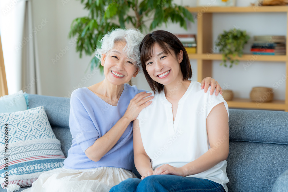 Obraz premium リビングでくつろぐ仲良し親子