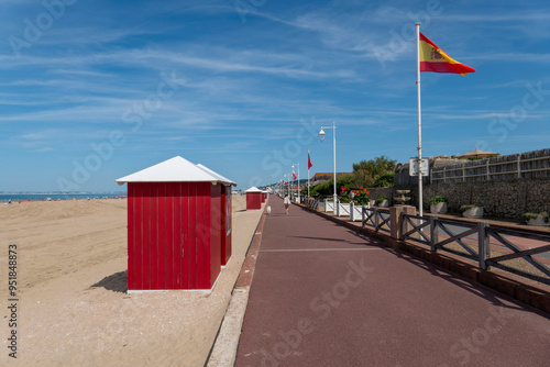 Promenade du boulevard de la mer à Bénerville, prés de Deauville, plage de Ammonites photo