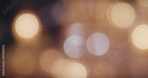 キラキラと揺れるろうそくの炎の光　揺れるボケの背景　クリスマス・キャンドル