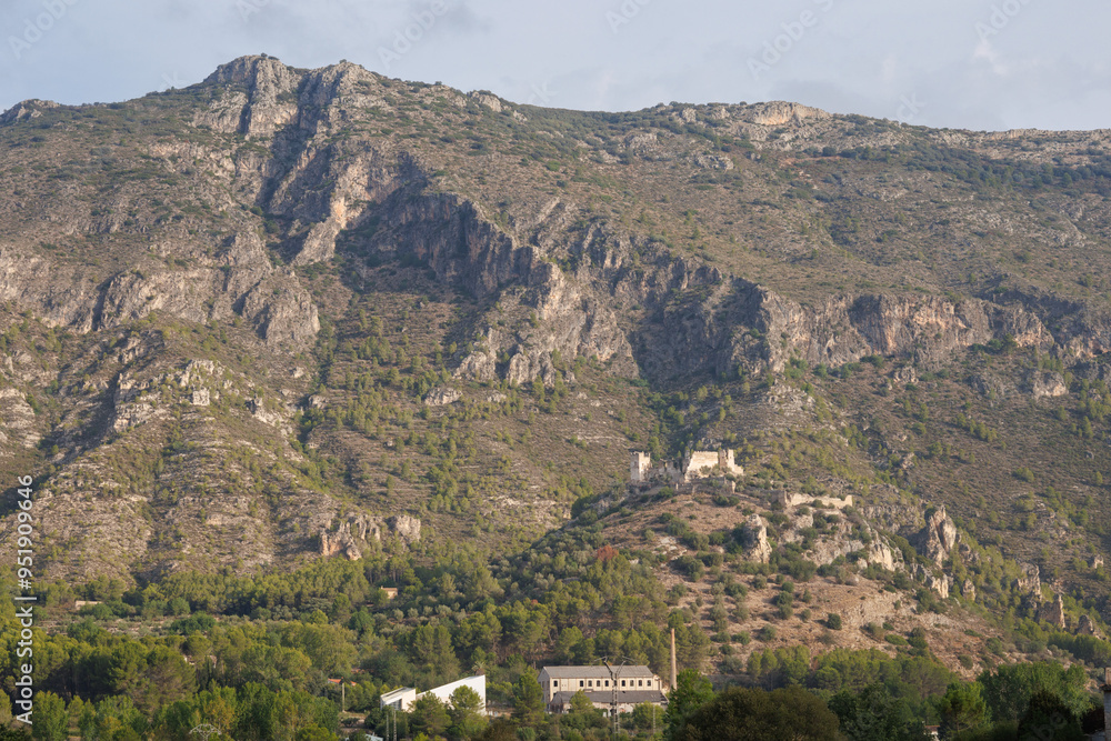 Fototapeta premium Paisaje montañoso en la población de Lorcha, España