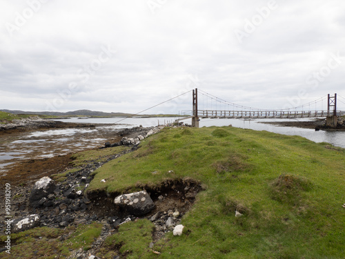 Sponish Suspension Bridge en Lochmaddy, North Uist, Islas Hébridas, Escocia, Reino Unido photo