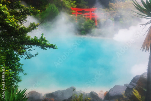 Foto Umi Jigoku Sea Hell blue pond and red torii gate of Kamado Jigoku, Beppu