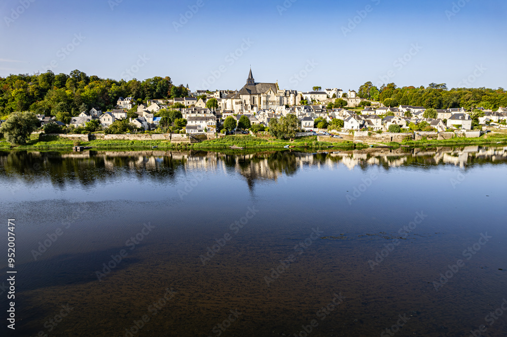 Le village de Candes-Saint-Martin et la Collégiale Saint-Martin de Candes. Le village de Candes-Saint-Martin et la Collégiale Saint-Martin de Candes.