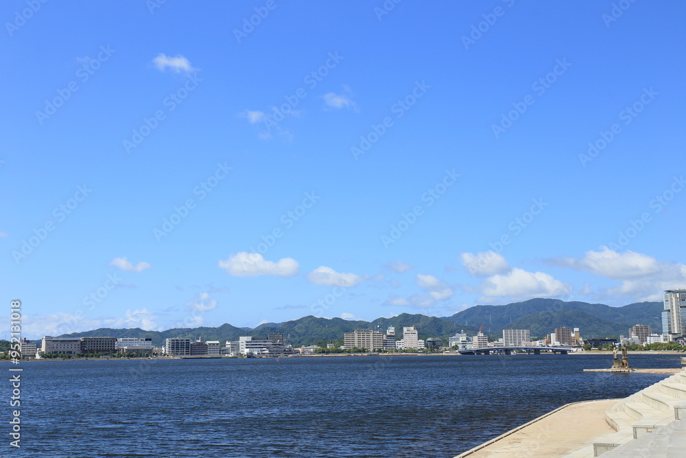 Obraz premium 青空が広がる島根県松江市の夏の街並みと宍道湖