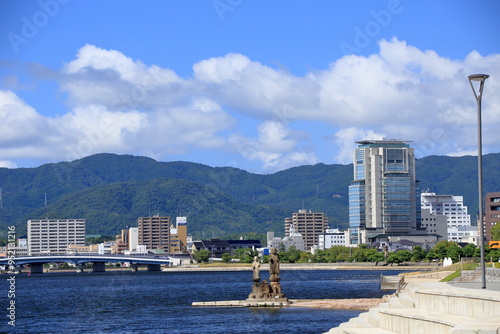 青空が広がる島根県松江市の夏の街並みと宍道湖