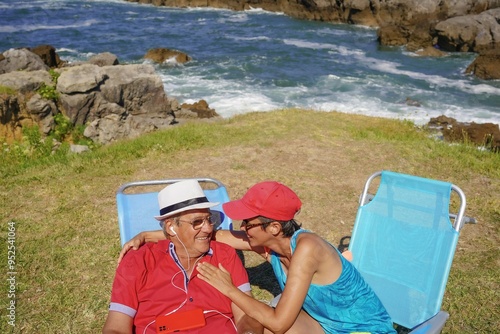 Φωτογραφία separated father and his daughter having fun in the coast
