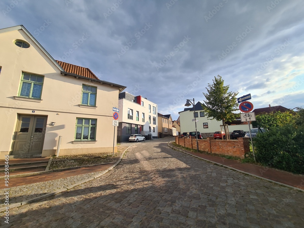 Obraz premium Spaziergang durch eine schöne Seitenstrasse mit strahlend blauem Himmel in Bad Doberan, Mecklenburg - Vorpommern