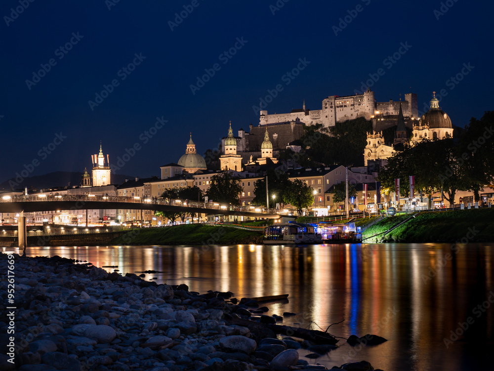 Fototapeta premium Salzburg bei Nacht