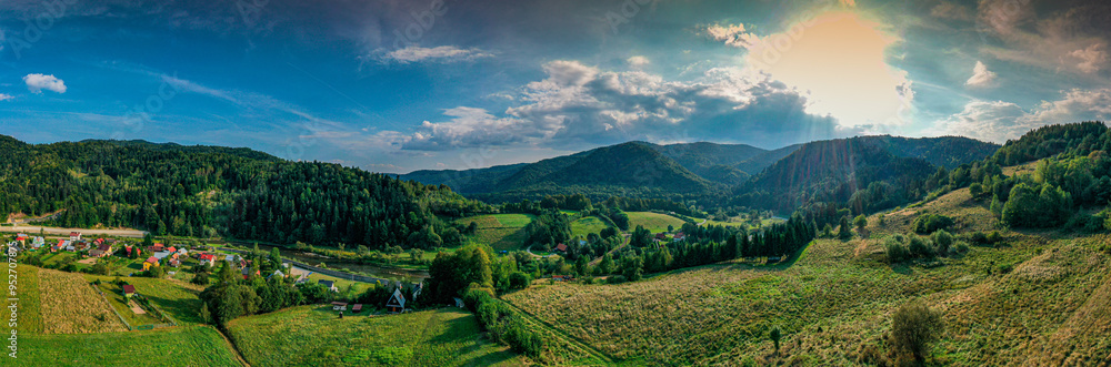 Wapienne, Dolina Popradu, lato widok z powietrza. Wapienne, Dolina Popradu, lato widok z powietrza.