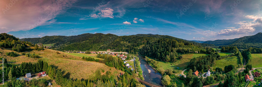 Fototapeta premium Muszyna, Dolina Popradu, lato widok z powietrza.