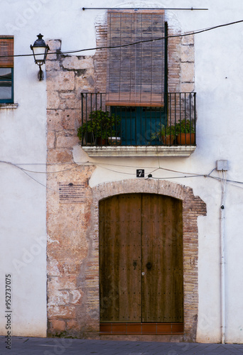 Puerta antigua en casa de pueblo